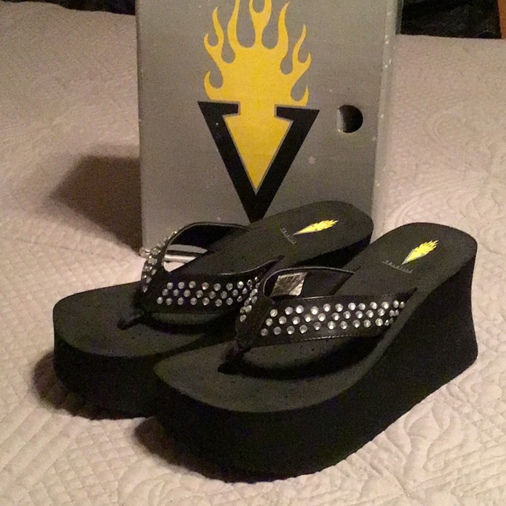 New unworn Volatile Black Platform Flip-Flops with Rhinestone Embellishments